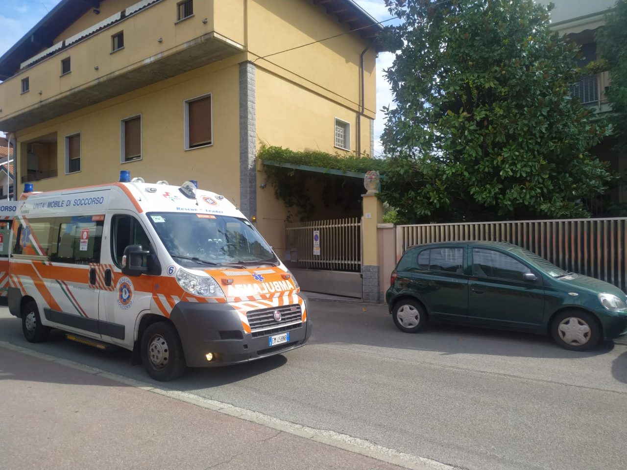 Precipita dal tetto, soccorsi a Varedo