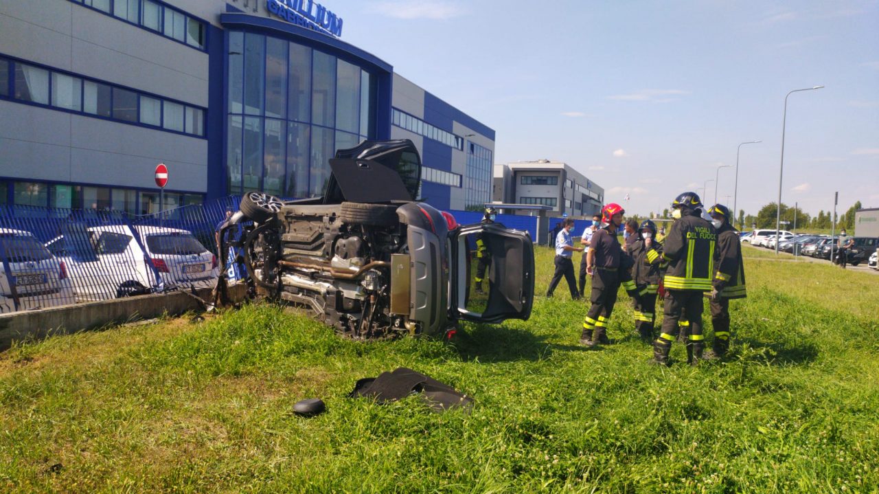 Auto si ribalta, conducente estratto dai pompieri
