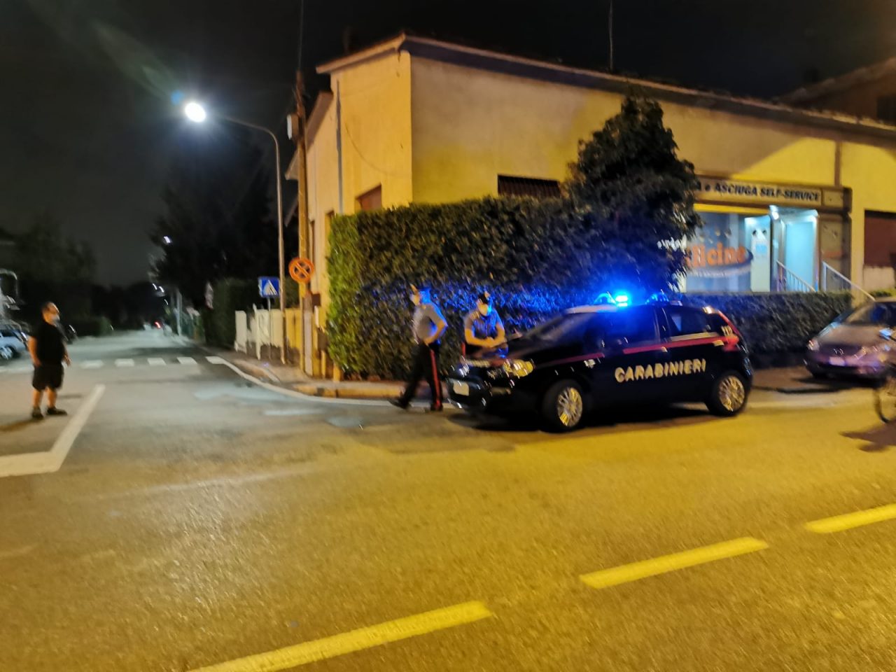 Incidente a Meda, paura per una 41enne investita da un camion