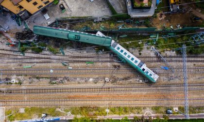 Incidente ferroviario, le impressionanti FOTO e il VIDEO dall’alto della scena del disastro