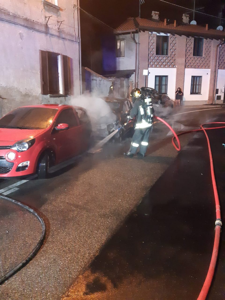 Notte di fuoco a Desio, in fiamme tre vetture in via Cascina Bolagnos