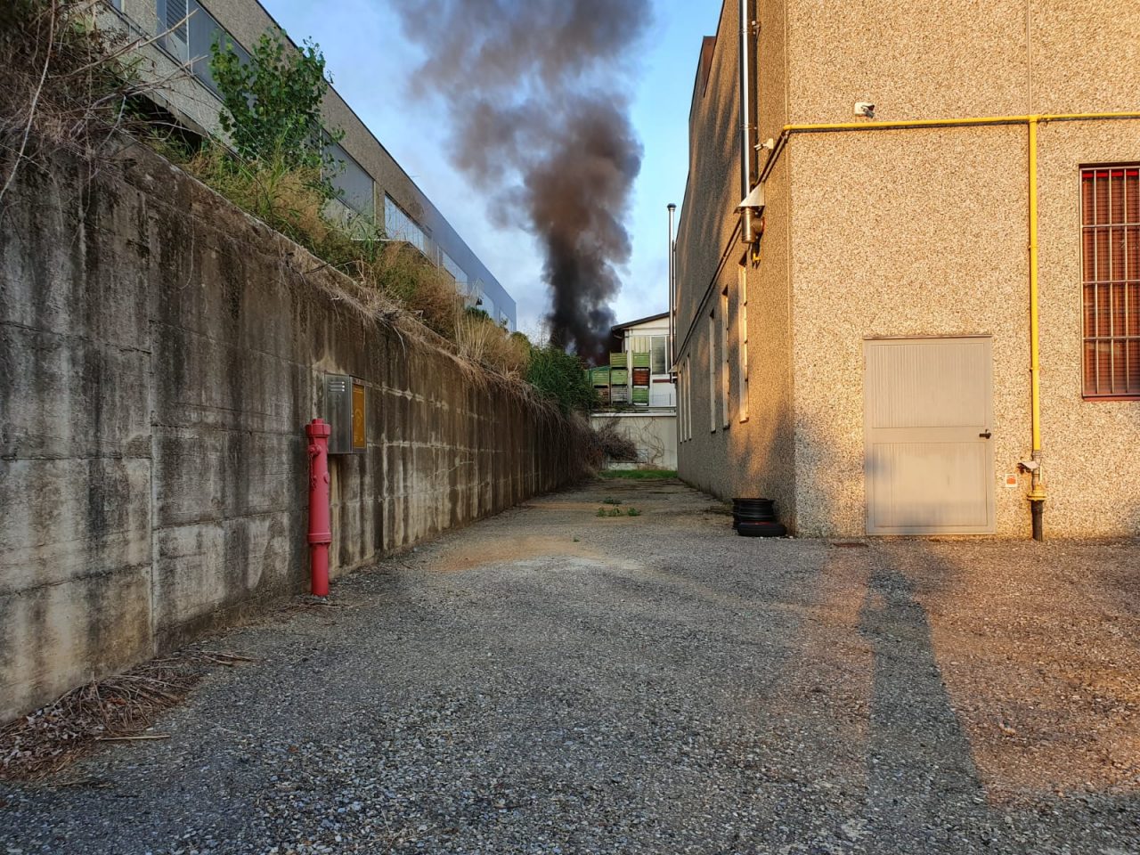 Fiamme nella ditta di forniture per ferramenta (FOTO)