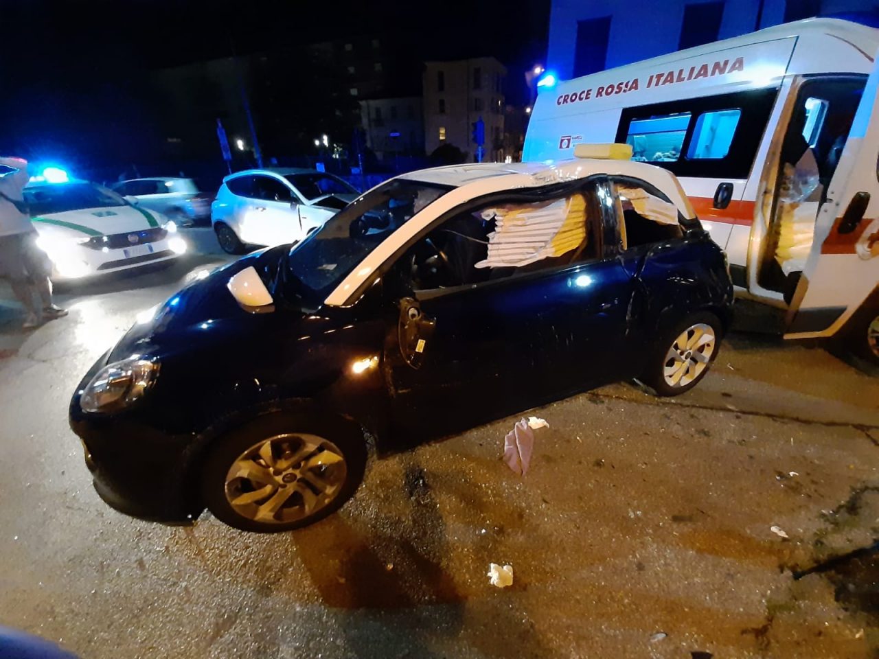Scontro tra due auto, ambedue i giovani alla guida avevano alzato il gomito