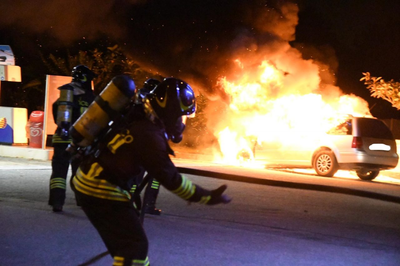 L’auto va a fuoco all’improvviso, l’automobilista parcheggia al distributore di benzina FOTO