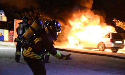 L'auto va a fuoco all'improvviso, l'automobilista parcheggia al distributore di benzina FOTO