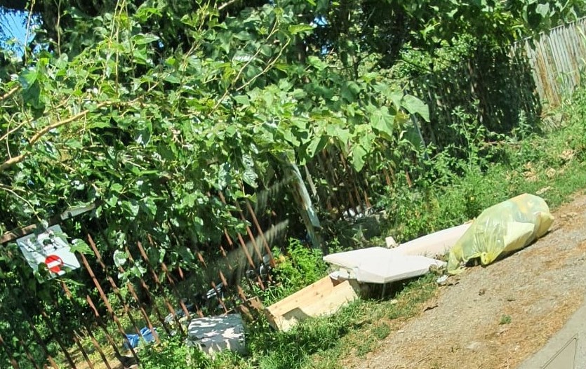 Abbandona rifiuti,  identificata e multata dalla Polizia Locale