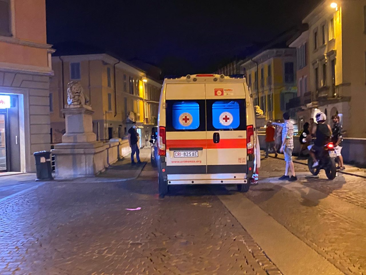 Auto sfiora passante sul Ponte dei Leoni: volano insulti e schiaffi. Una donna in ospedale
