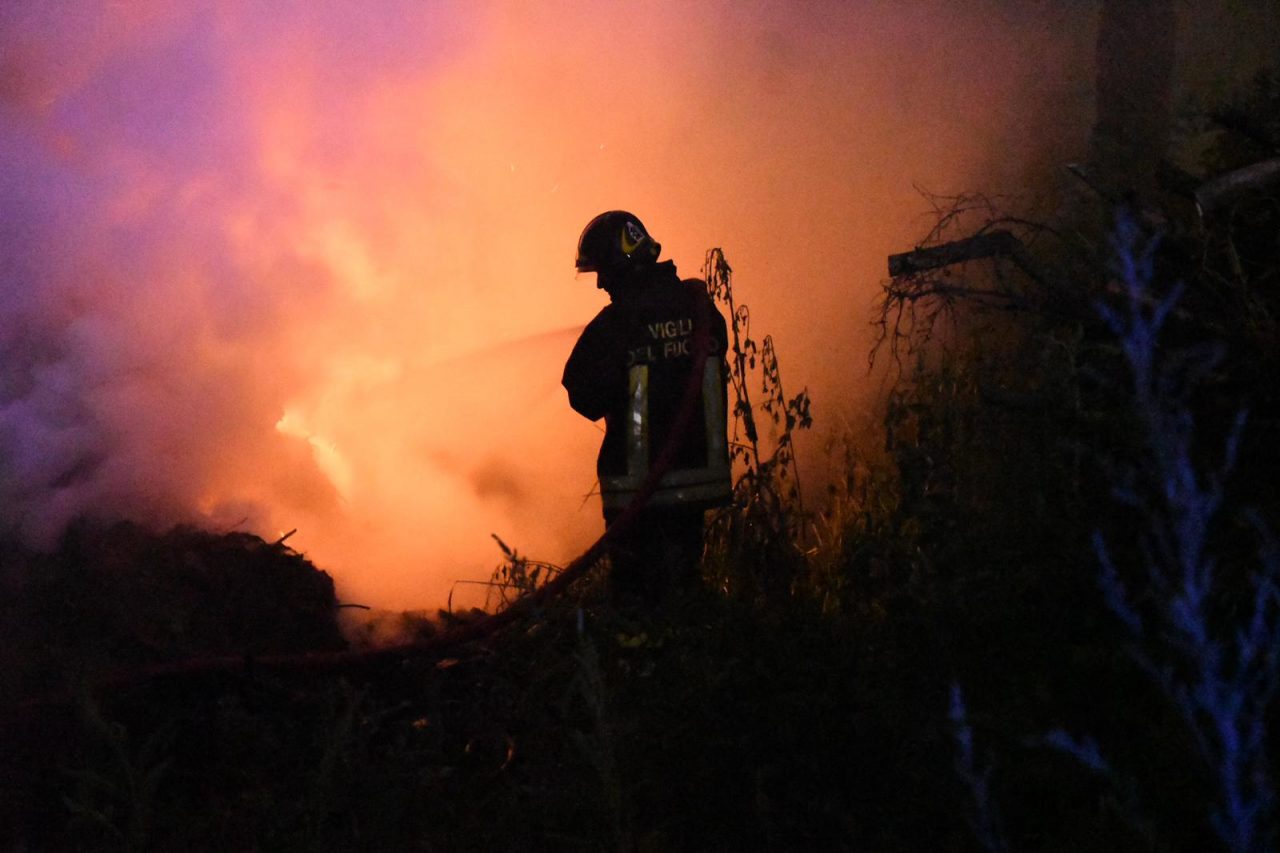 Cumulo di sterpaglie a fuoco a Biassono: pompieri al lavoro per tre ore FOTO VIDEO