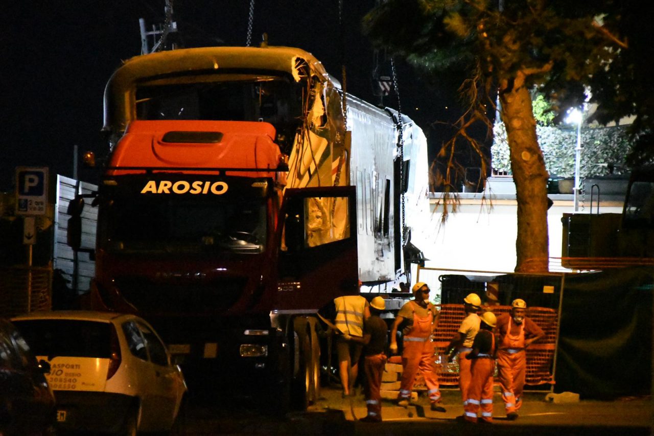 Notte di lavori alla stazione per recuperare le carrozze del treno deragliato FOTO VIDEO