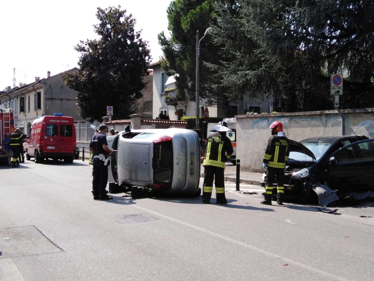 Schianto con l’auto e si ribalta: paura per un 20enne – FOTO