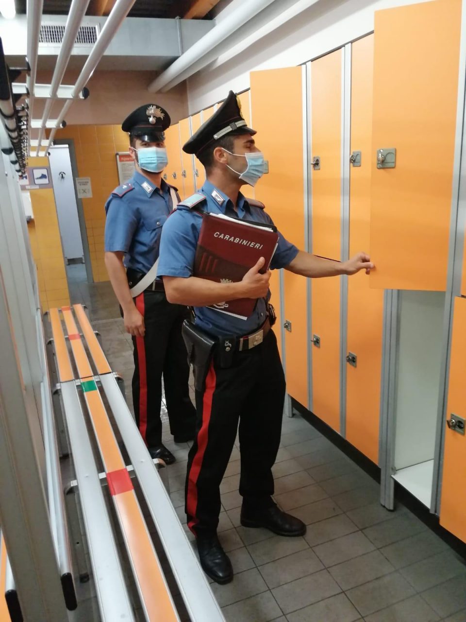 Ruba un marsupio e partorisce, denunciata ladra 33enne
