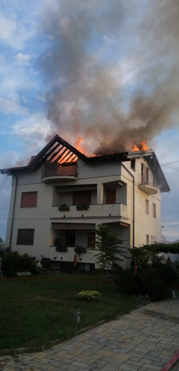 Tetto in fiamme a Cogliate: soccorsa un’intera famiglia, compresi due bambini