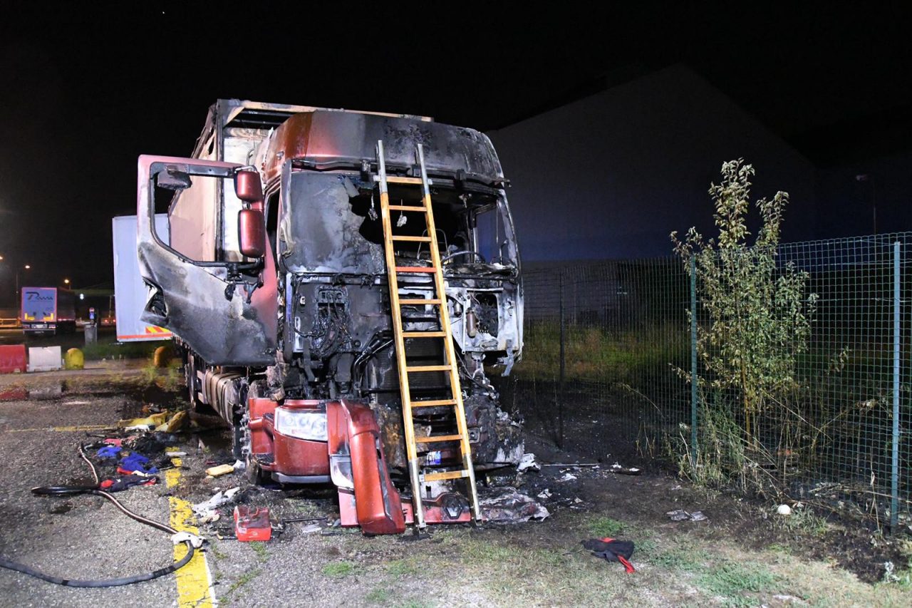 Mezzo pesante prende fuoco ad Arcore FOTO VIDEO