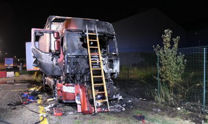 Mezzo pesante prende fuoco ad Arcore FOTO VIDEO