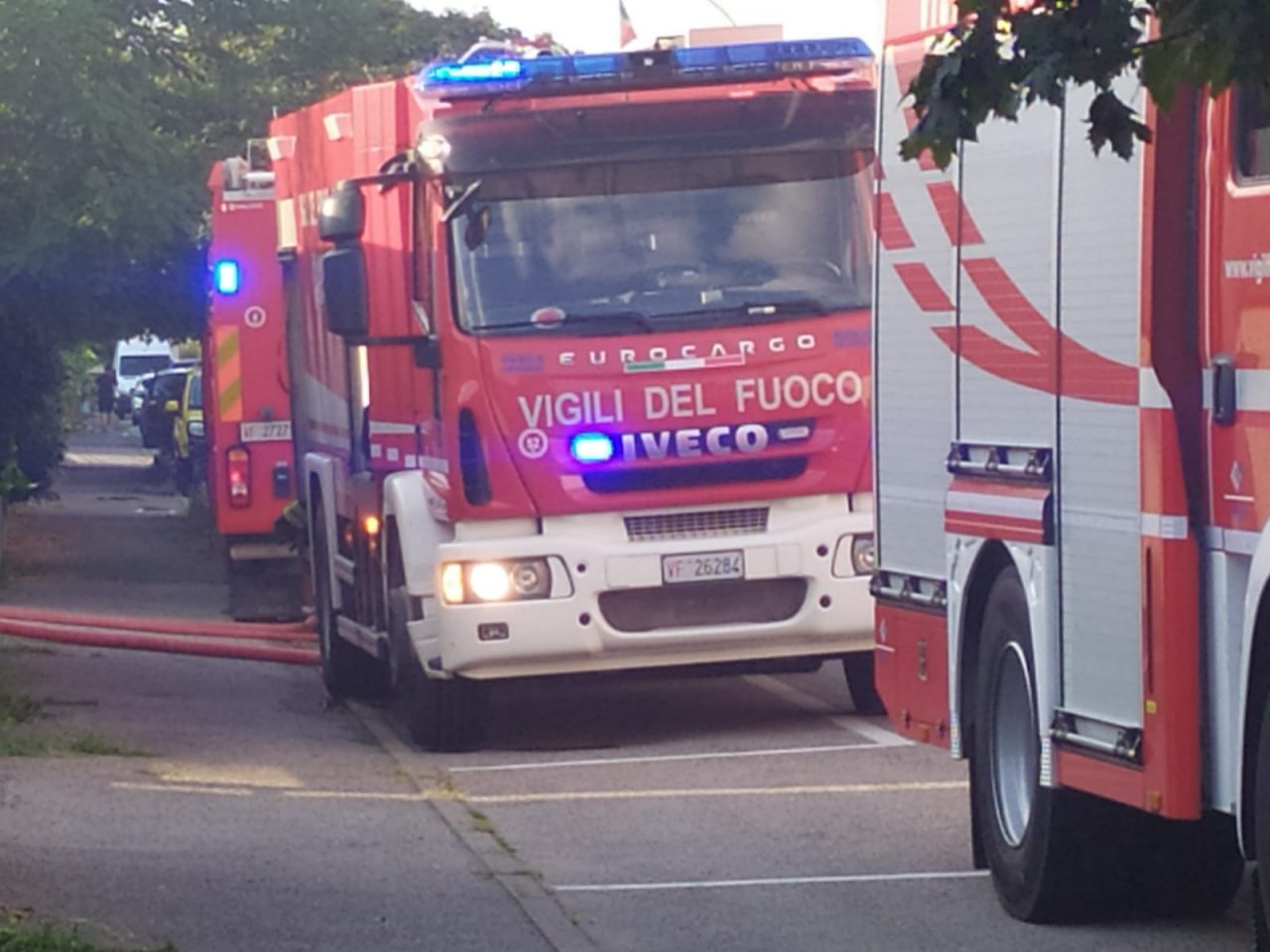 Incendio in una ditta, Vigili del fuoco al lavoro – FOTO