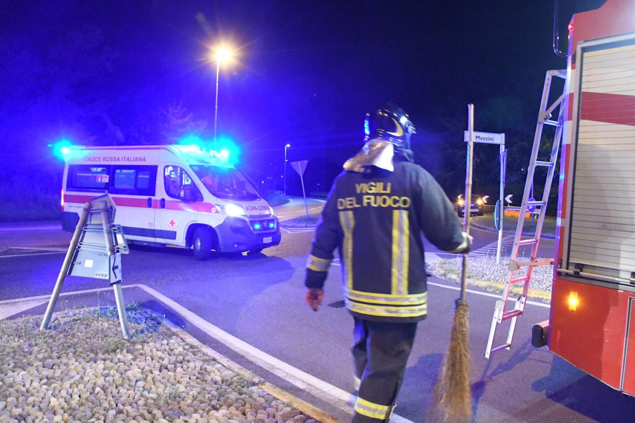 Paura a Burago: 22enne esce di strada e si schianta con l’auto