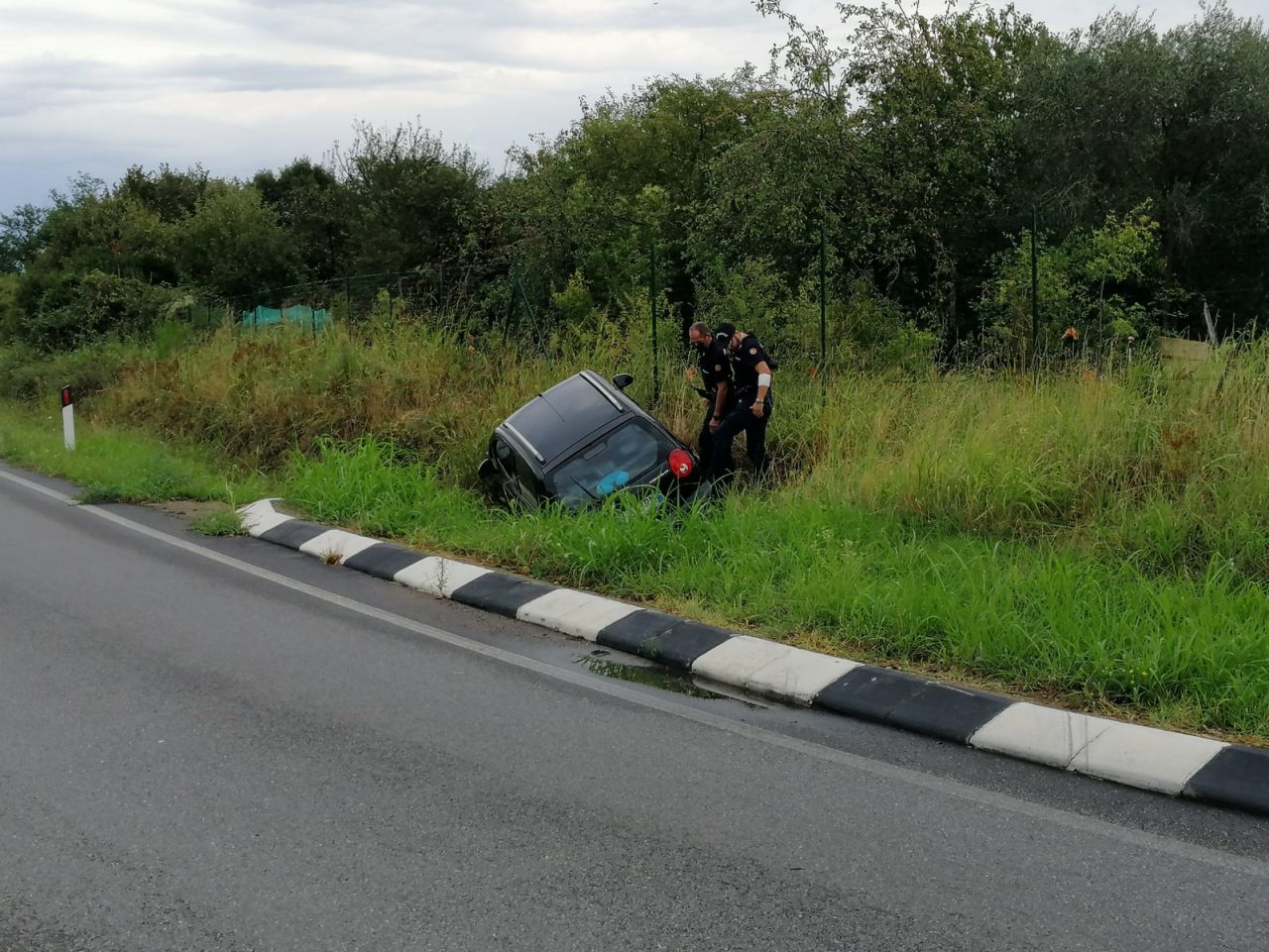 Auto sbanda e finisce fuori strada