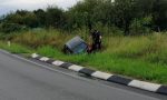 Auto sbanda e finisce fuori strada