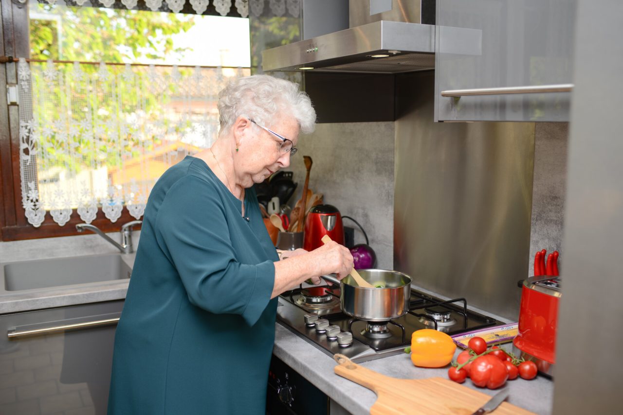 Consigli per la sicurezza in cucina per gli anziani