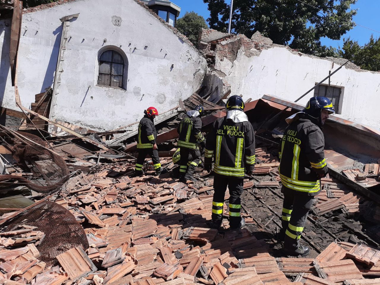 Crollo nell’ex area industriale: pompieri sul posto