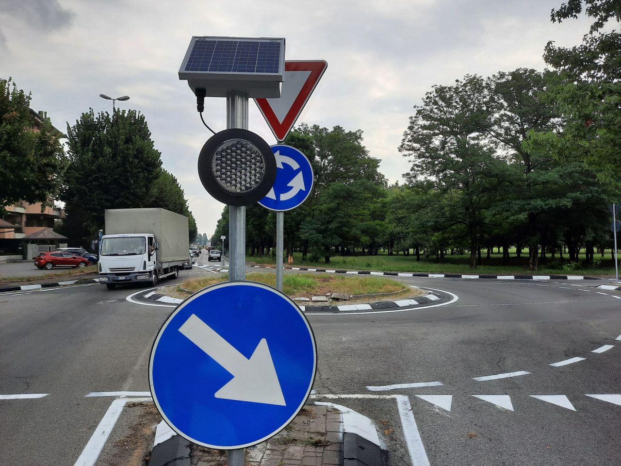 Rotonda pericolosa: nella notte sistemato lo svincolo – FOTO