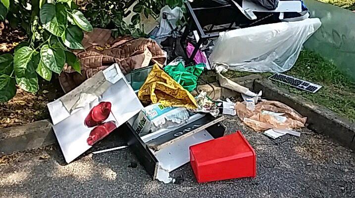 Computer e lettini per massaggio: i rifiuti di un centro estetico abbandonati nel parcheggio della piscina