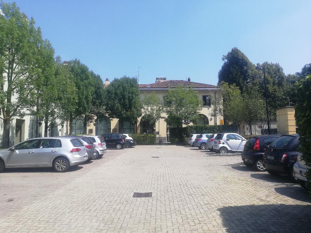 Parcheggio di via Grandi al buio da marzo, la rabbia dei residenti