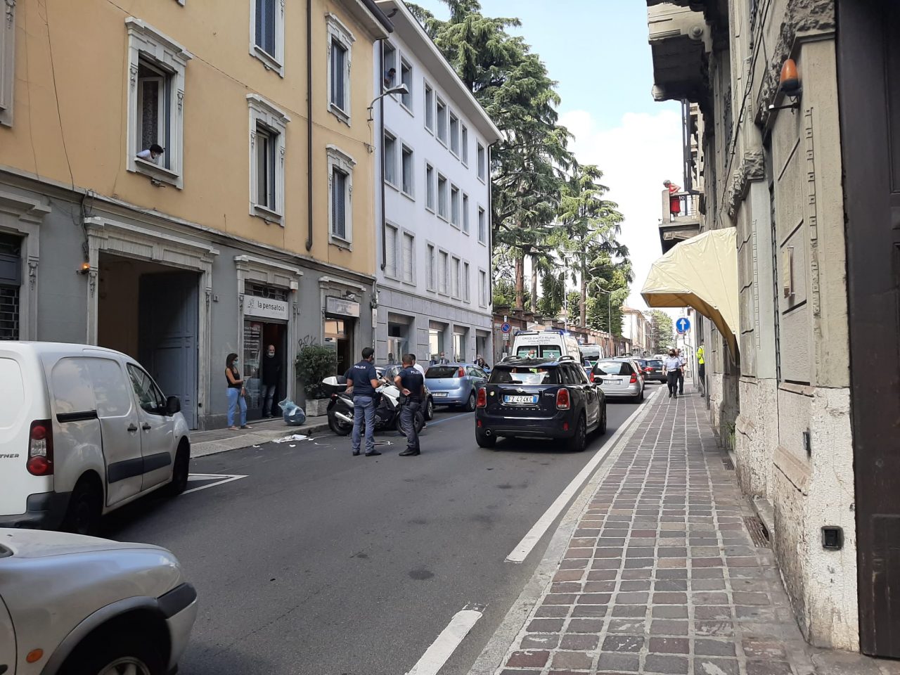 Violento scontro tra una moto e un’auto