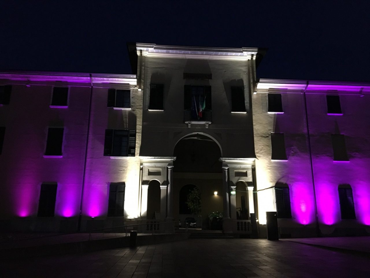 La facciata del Municipio di Concorezzo si tinge di rosa FOTO