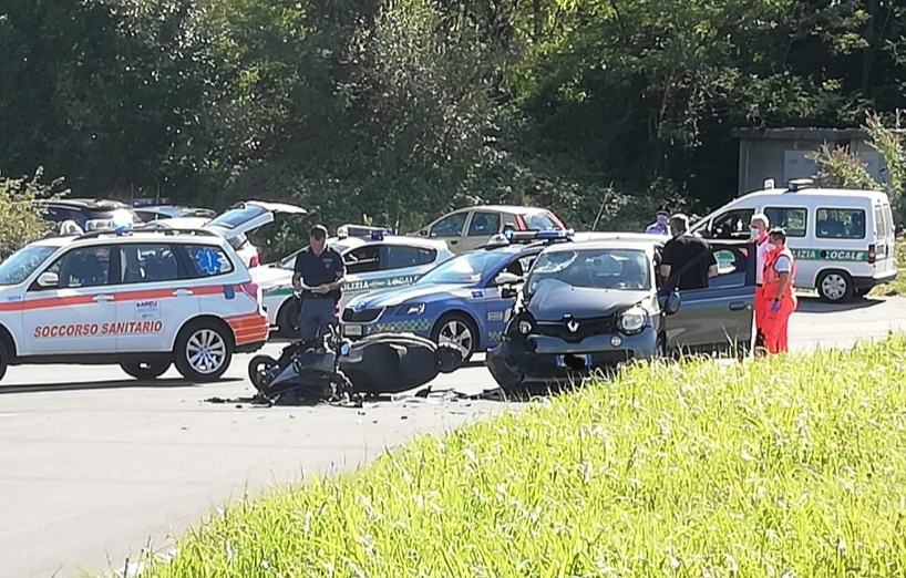 Usmate: ennesimo incidente all’incrocio maledetto, centauro in ospedale FOTO E VIDEO