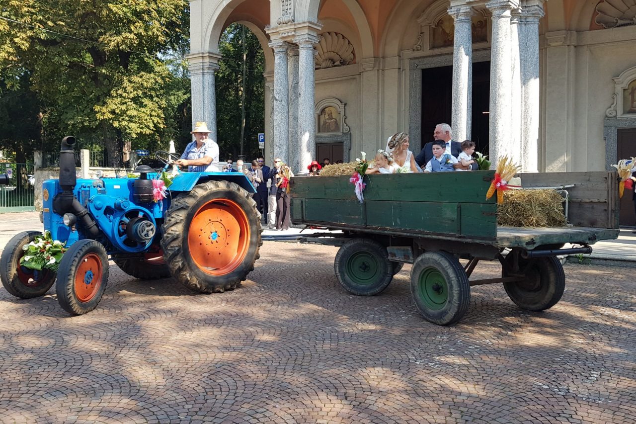 Arcore: la sposa arriva in chiesa sul trattore FOTO e VIDEO