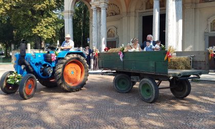 Arcore: la sposa arriva in chiesa sul trattore FOTO e VIDEO