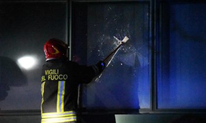 Fiamme e fumo in un'azienda, arrivano i pompieri