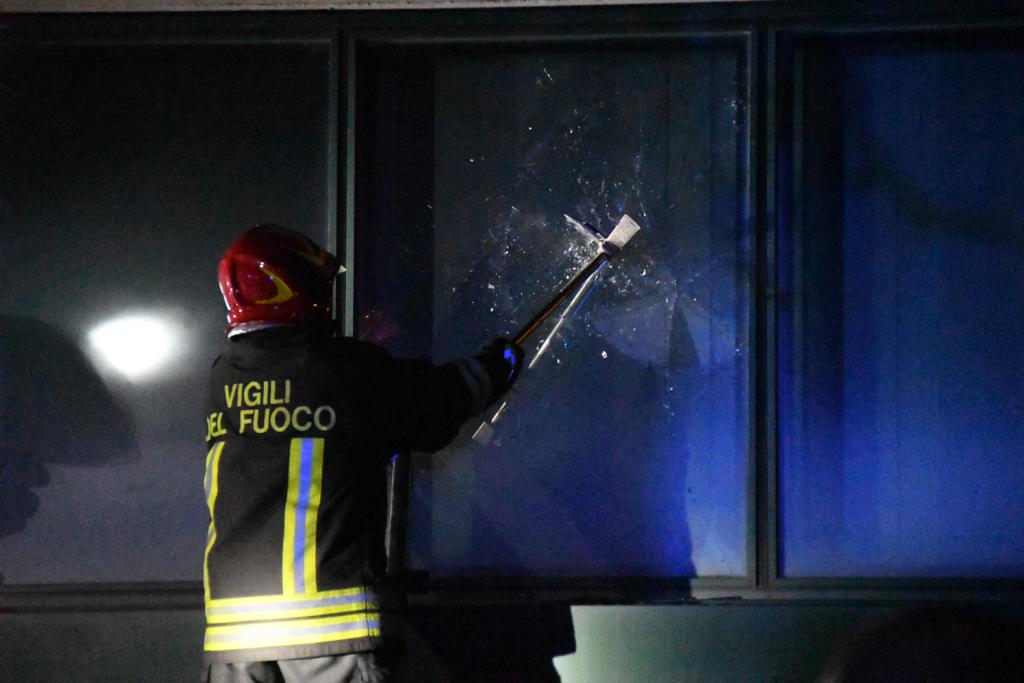 Fiamme e fumo in un’azienda, arrivano i pompieri