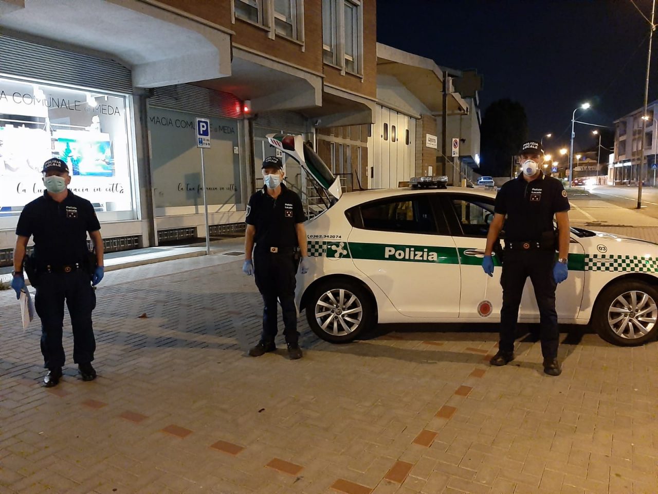 Senza mascherine sfidano gli agenti, identificati venti minorenni