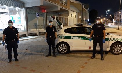 Senza mascherine sfidano gli agenti, identificati venti minorenni
