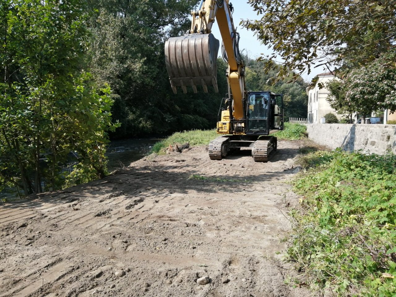 Collassa la fogna, lavori urgenti in riva al Lambro a Carate