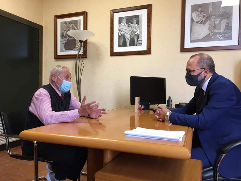 Trova un portafoglio e lo consegna alla Polizia locale: premiato dal sindaco