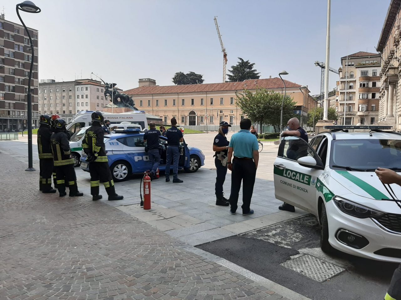 Minaccia di darsi fuoco, caos sotto al Comune