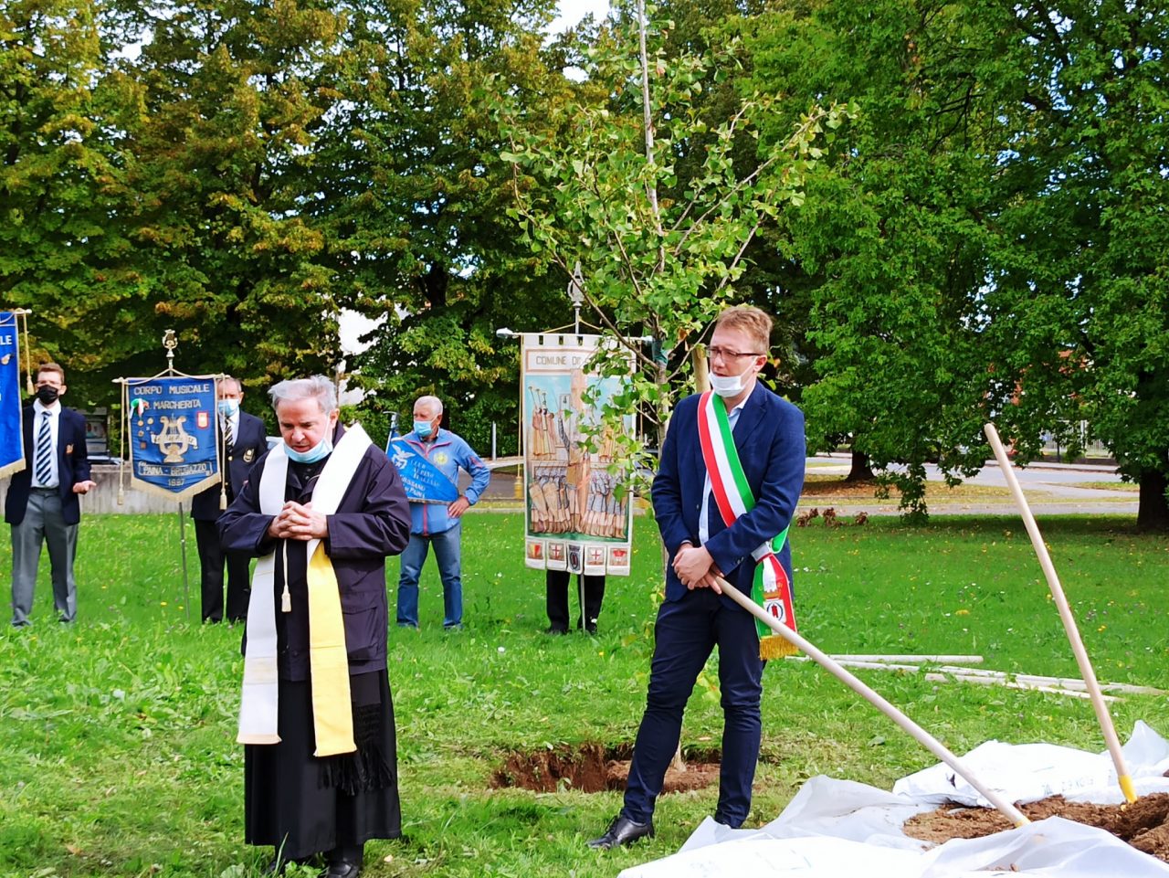 Giussano ricorda le vittime Covid: cerimonia sul piazzale del Comune