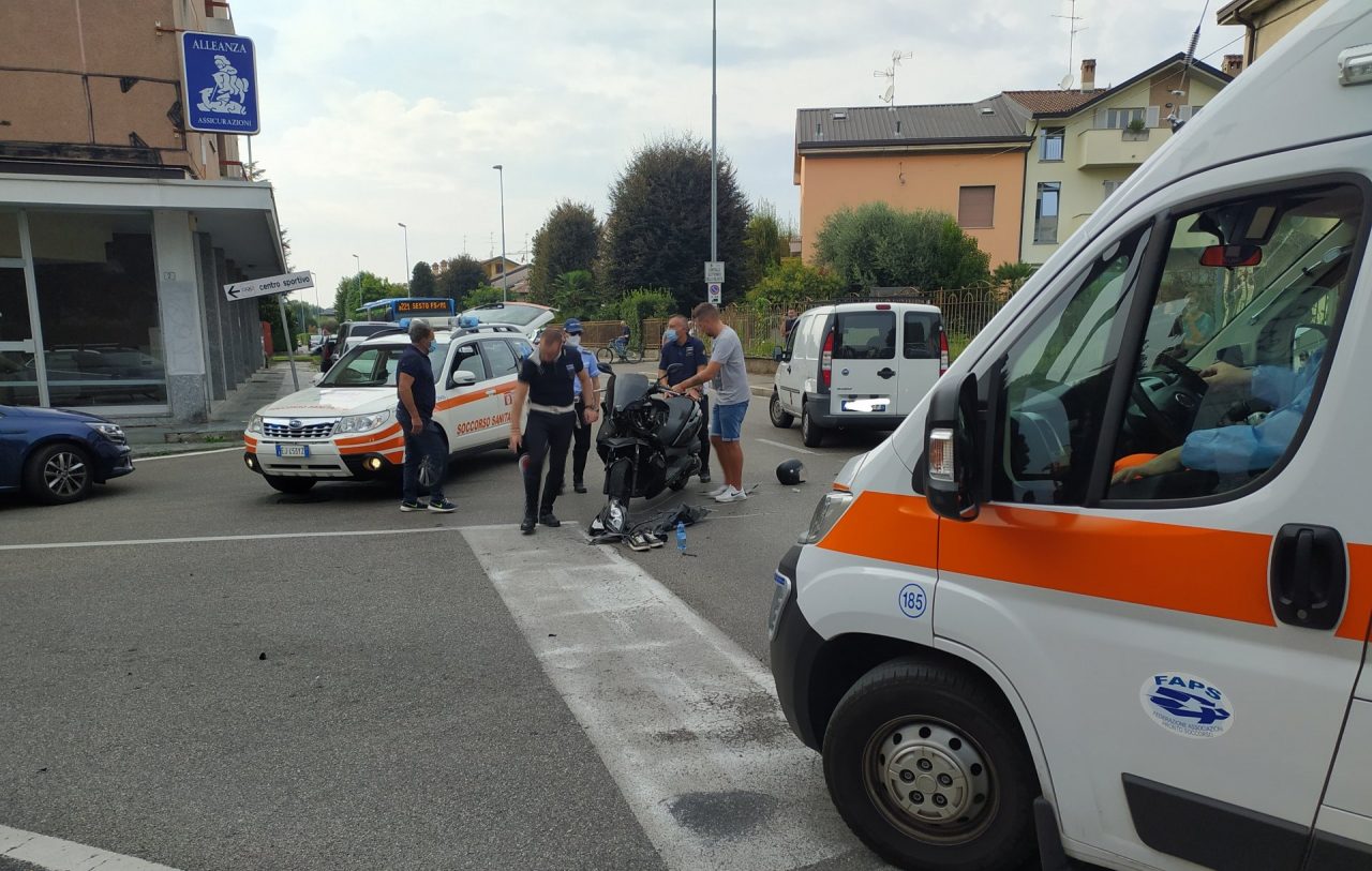 Violento incidente tra un furgone e uno scooter, ferito il centauro