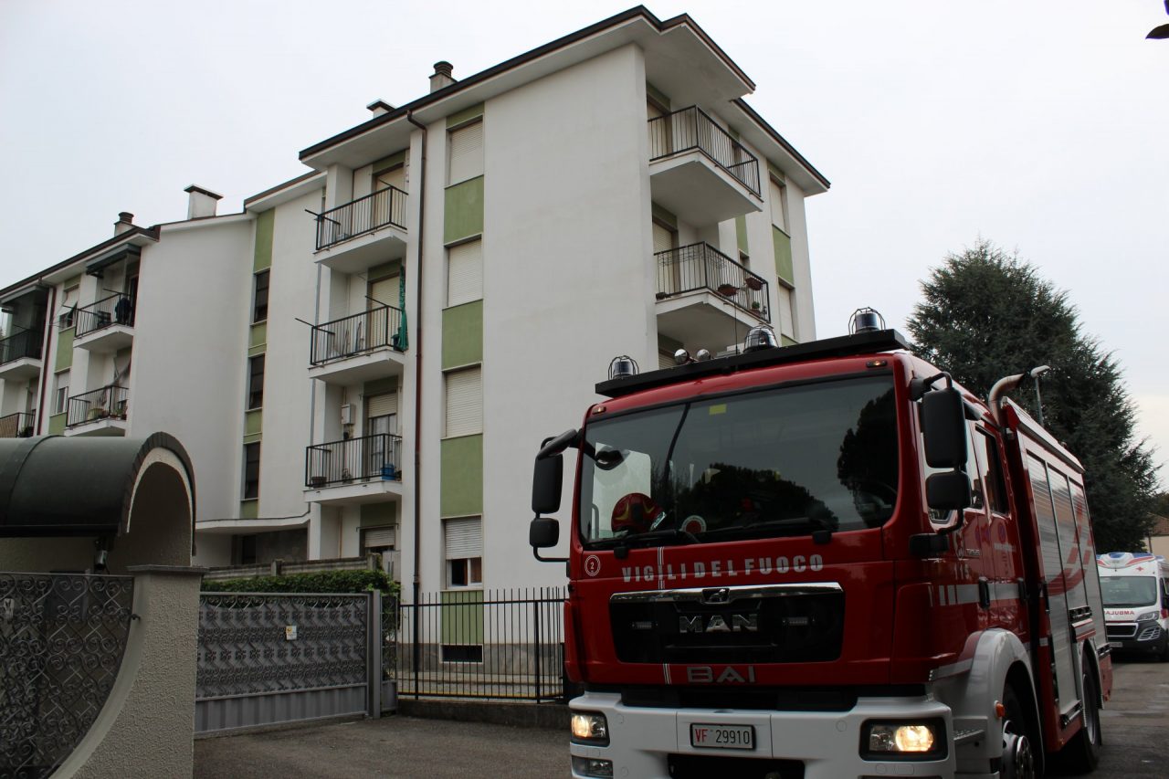 Incendio in appartamento, arrivano i Vigili del fuoco – FOTO