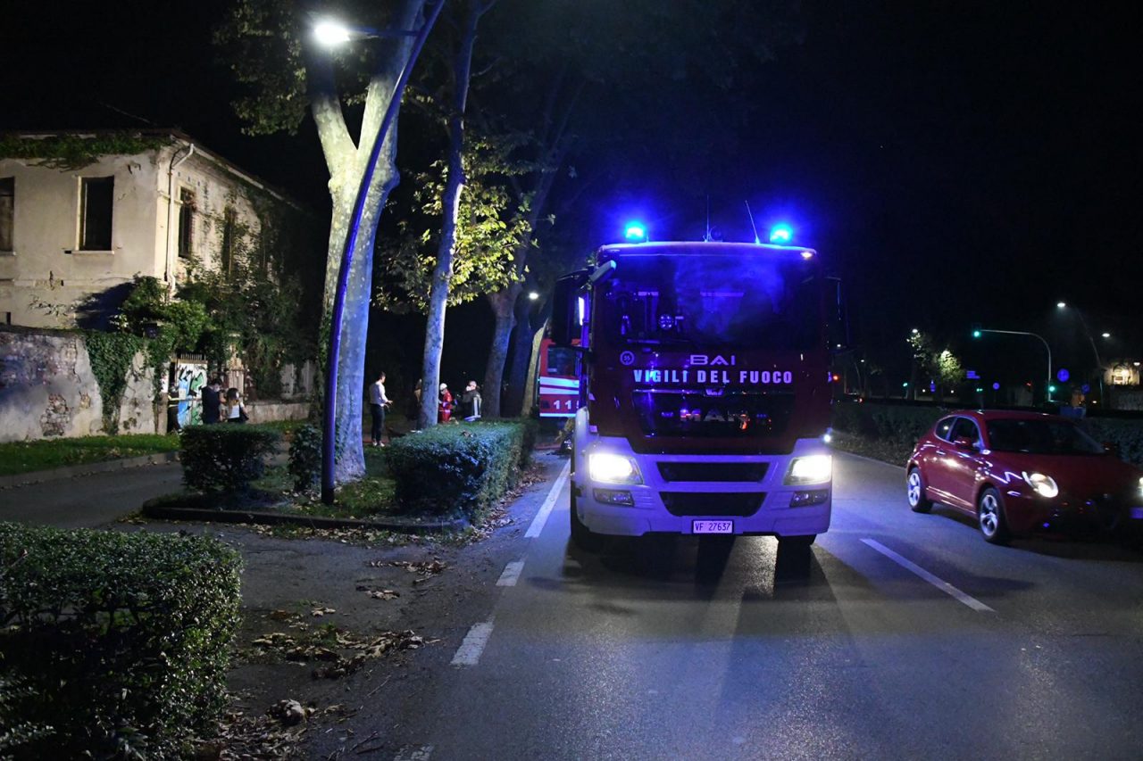 Incendio nell’area ex Scotti, l’assessore: “Spettacolo indecoroso”