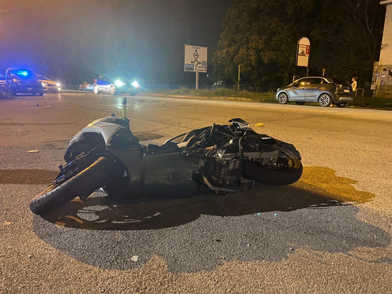 In contromano su viale Sicilia travolge un 18enne in moto