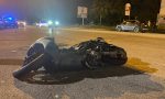 In contromano su viale Sicilia travolge un 18enne in moto