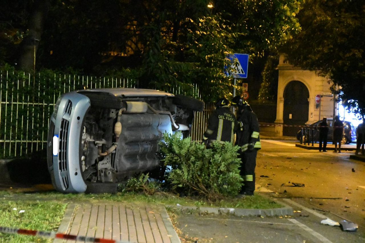 Perde il controllo dell’auto e finisce contro una vettura facendola ribaltare FOTO VIDEO