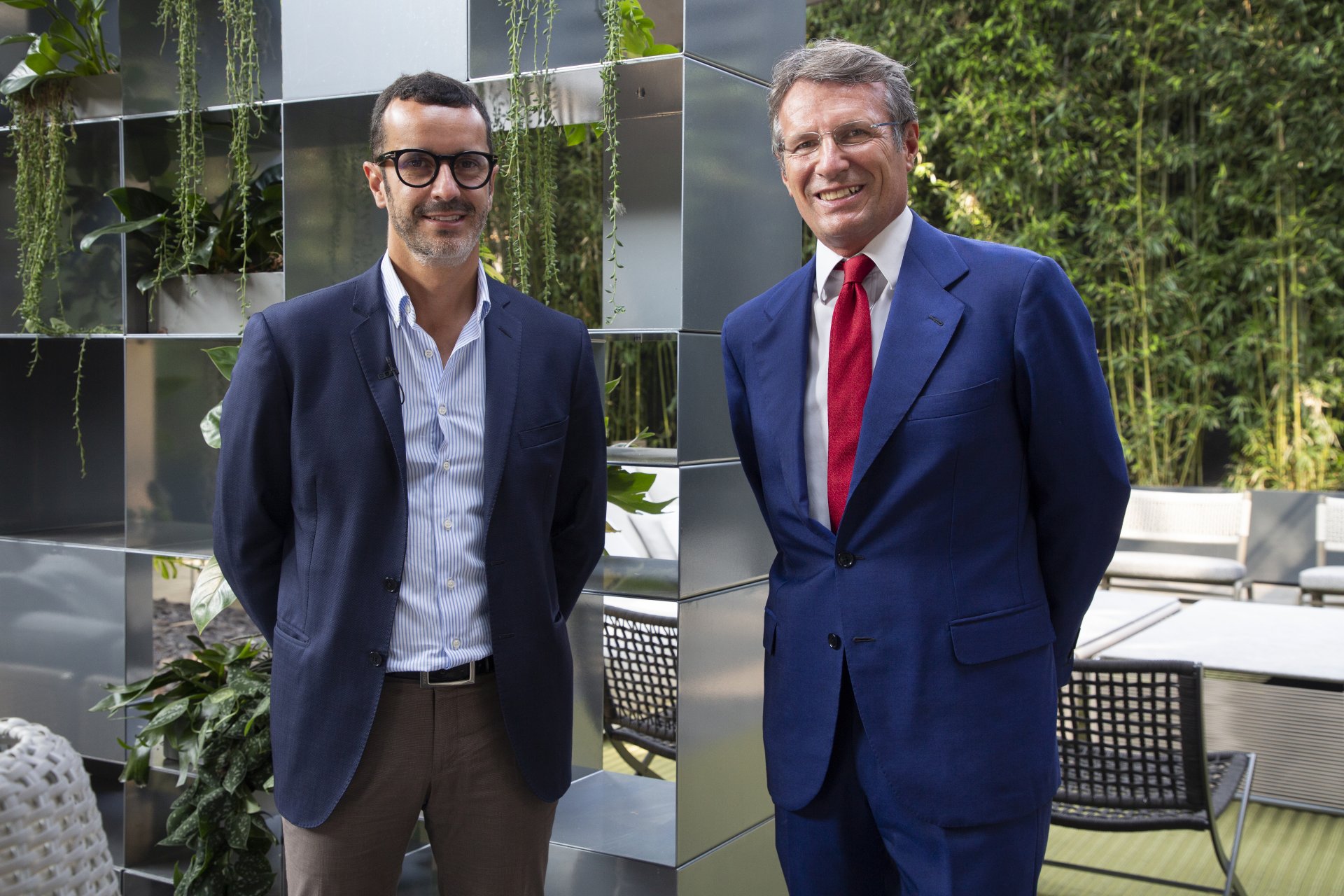 Matteo Galimberti, membro del CdA Flexform e Direttore Vendite Italia, e Alessandro Spada, Presidente di Assolombarda, all'interno dello showroom di Flexform