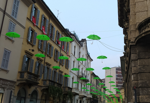 La città si sveglia sotto gli ombrelli verdi ECCO PERCHE’