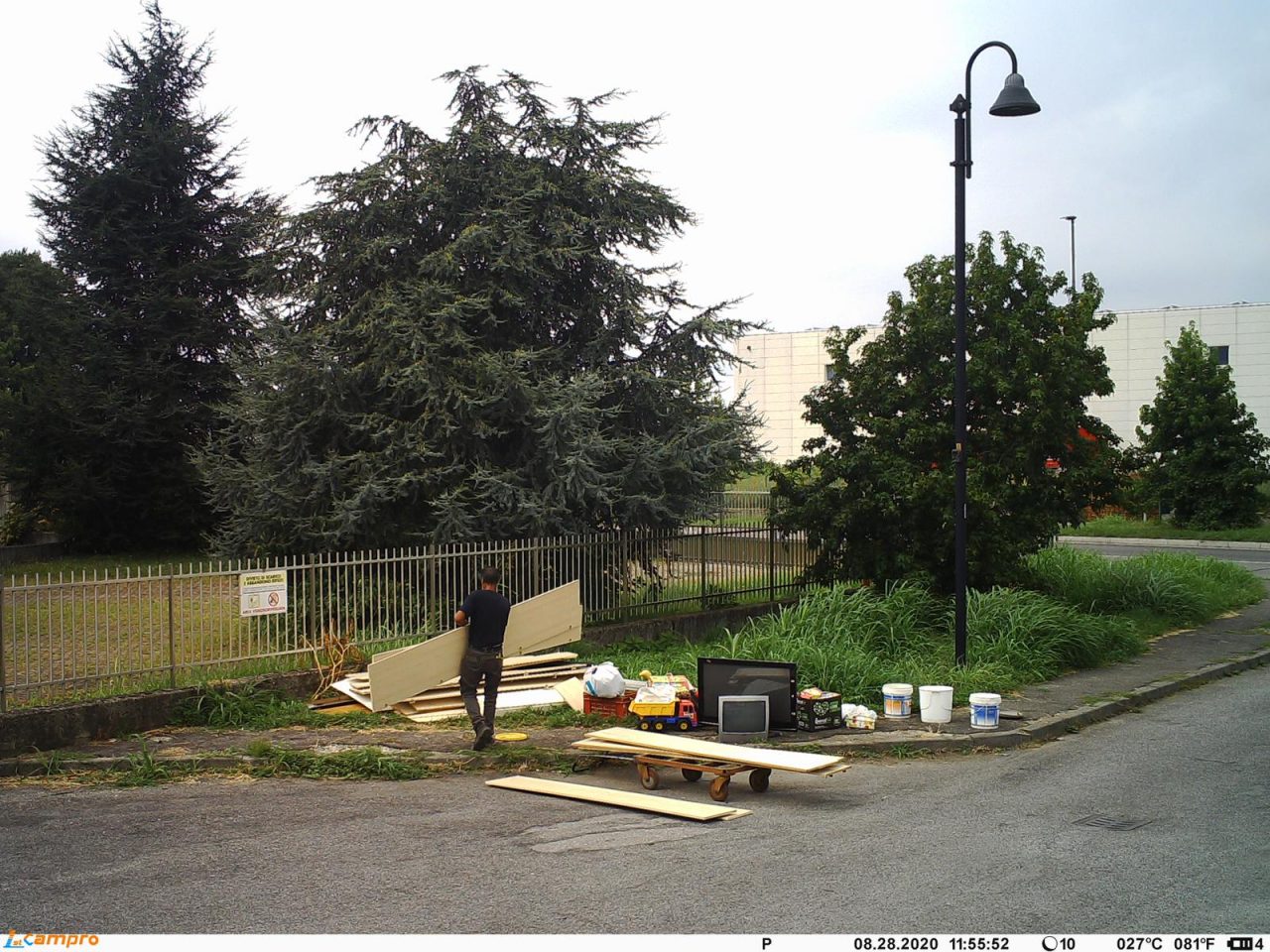 Carate Brianza, le fototrappole non perdonano e incastrano due “incivili”
