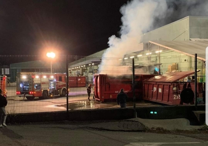 Villasanta, a fuoco un container al “Gigante” FOTO e VIDEO
